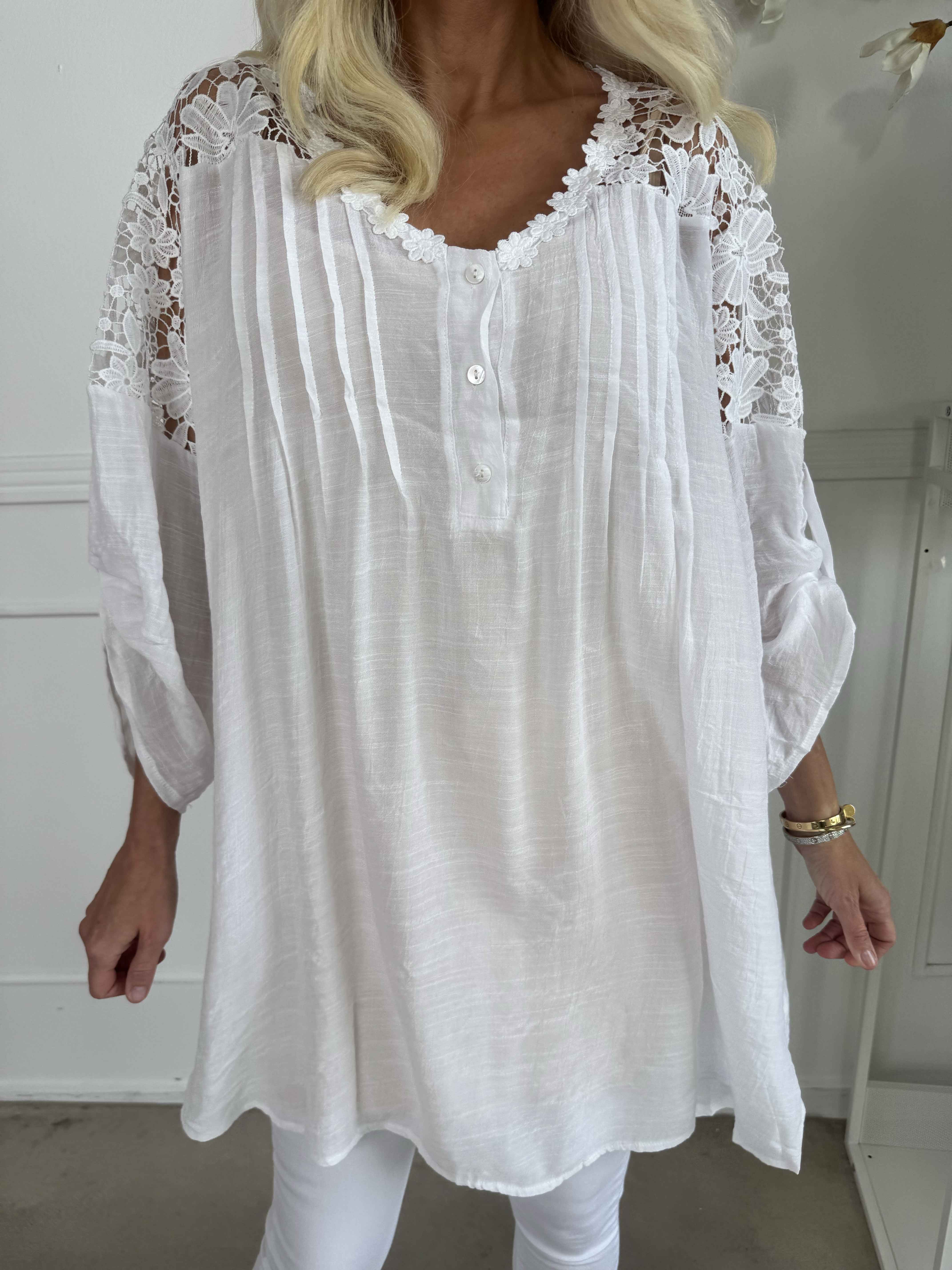 Rosalie - Sød feminin tunika med broderet ryg